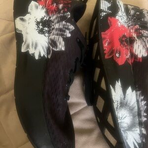 NOBULL Black, Red,White Floral Women's Sneakers Women’s Size 9.5 Men’s Size: 6.5